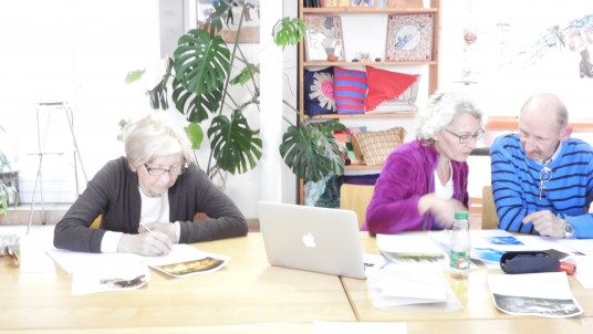 L’atelier d’écriture du 8 avril avait comme thème : les grottes.  Les 6 participants ont été inspirés par les informations et les photos que Martine, l’animatrice, leur a données, respectivement montrées. Des photos vraiment fascinantes : avec des stalagmites, des stalactites, des cristaux, des formations bizarres, naturelles ou formées par des hommes. Un des exercices d’écriture consistait à « peindre » une image avec des mots, c’est-à-dire, écrire un texte rythmique, permettant au lecteur de s’imaginer l’